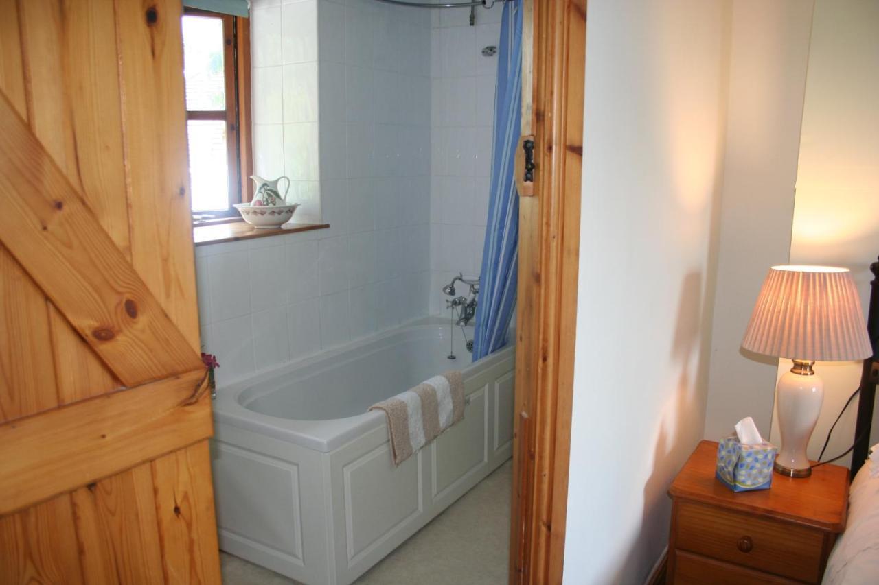 Barn Cottage - Farm Park Stay With Hot Tub 스완지 외부 사진