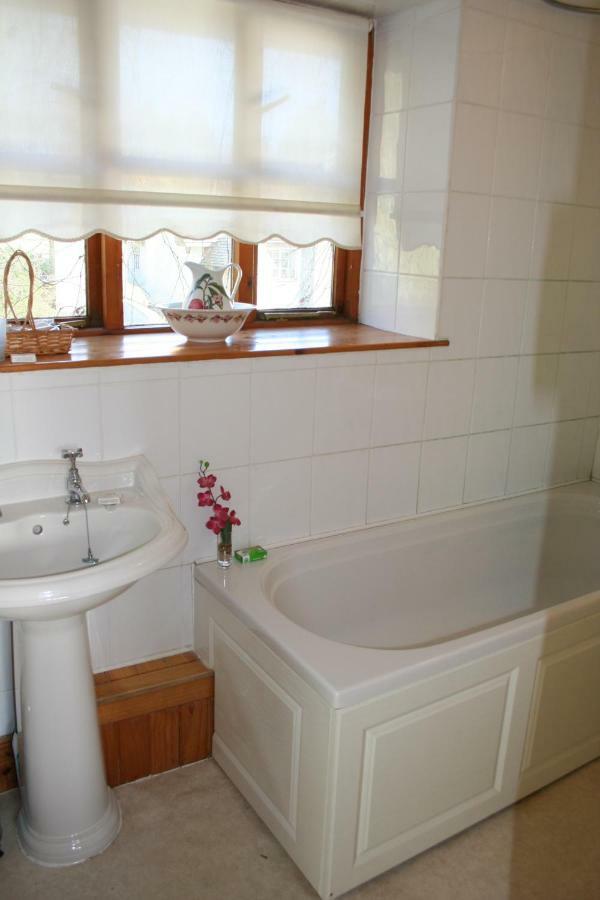 Barn Cottage - Farm Park Stay With Hot Tub 스완지 외부 사진